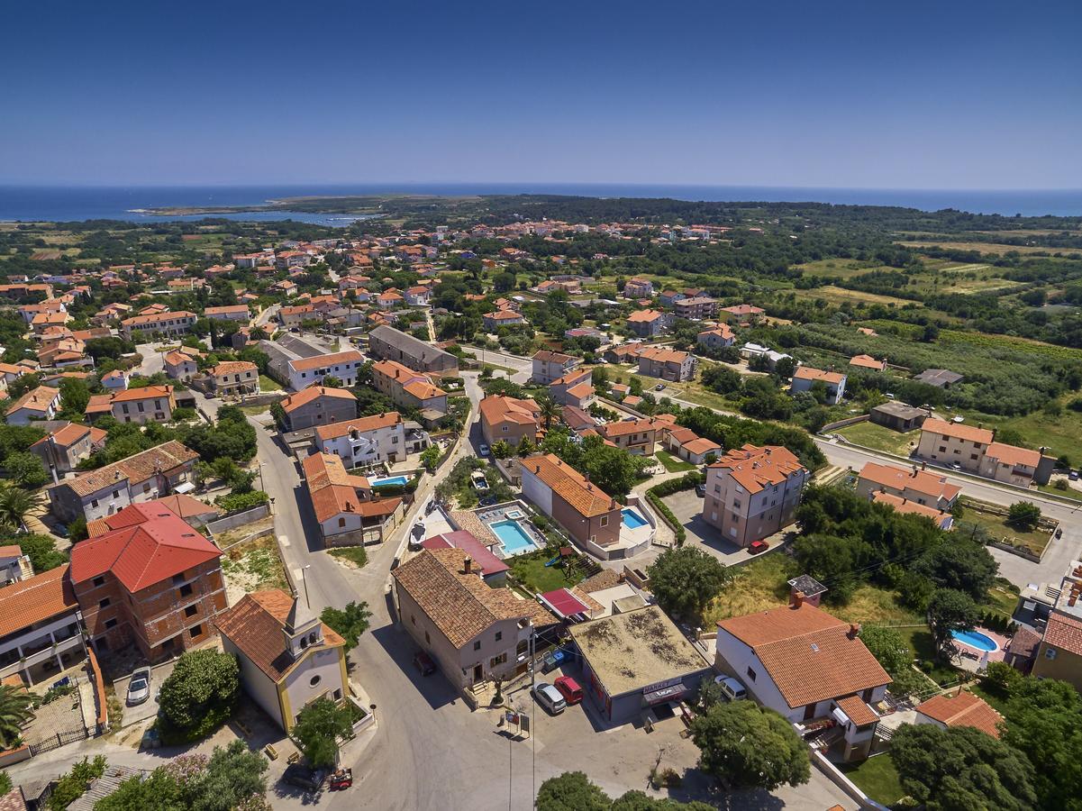 Apartments Ceh Ližnjan Exteriör bild
